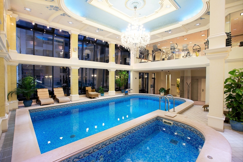Queen's Court Hotel & Residence