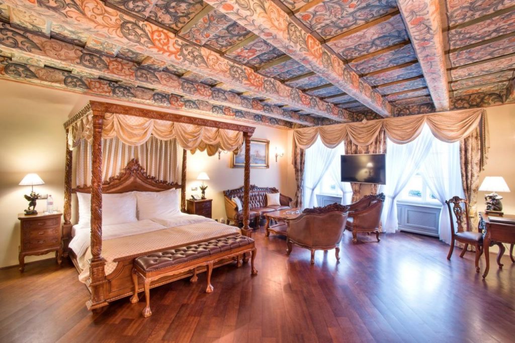 Iron Gate Hotel and Suites