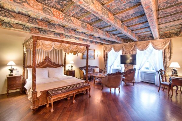 Iron Gate Hotel and Suites
